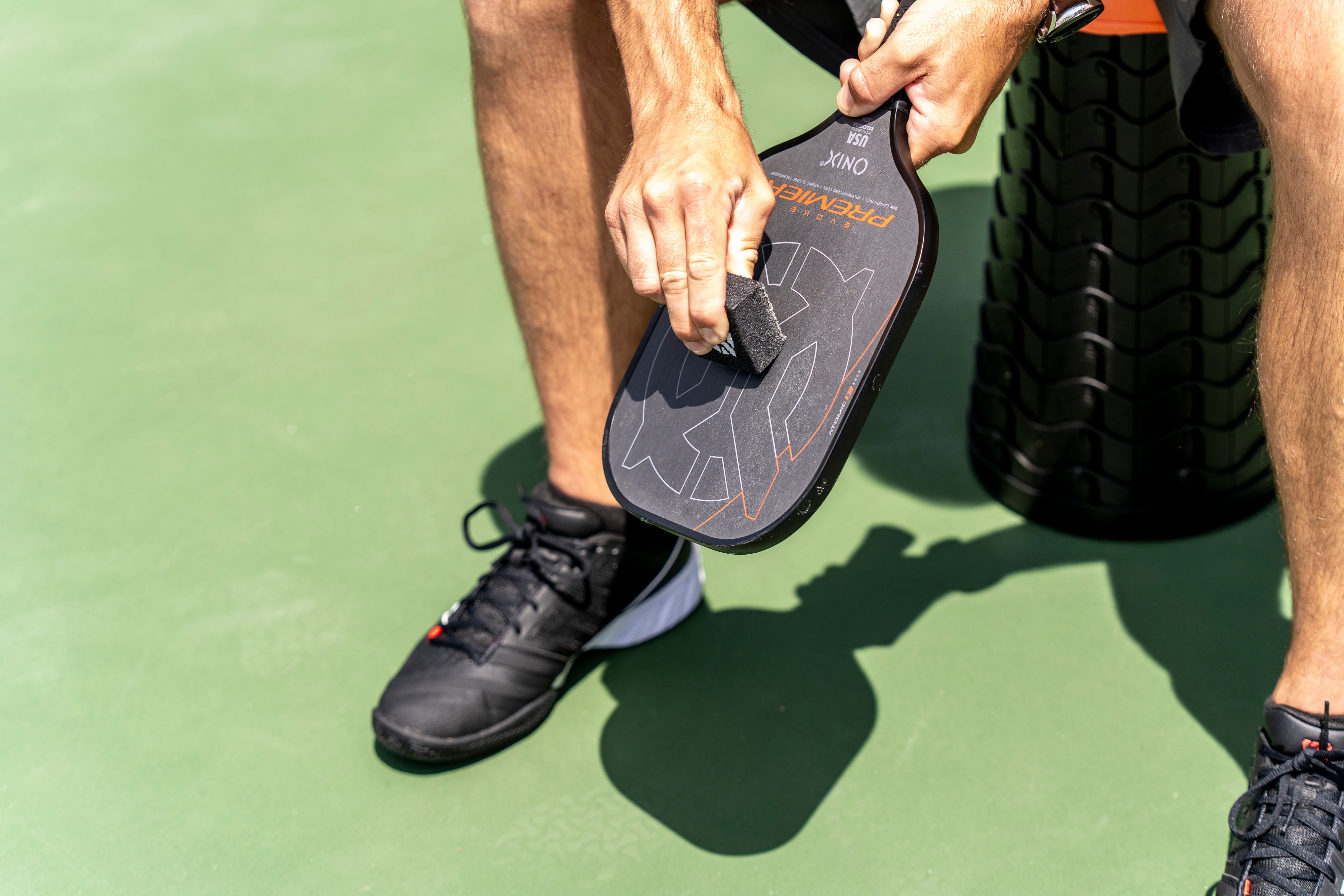 onix-pickleball-paddle-eraser-gomma-pulizia-pale-confezione-da-2-nera-arancione- image 3