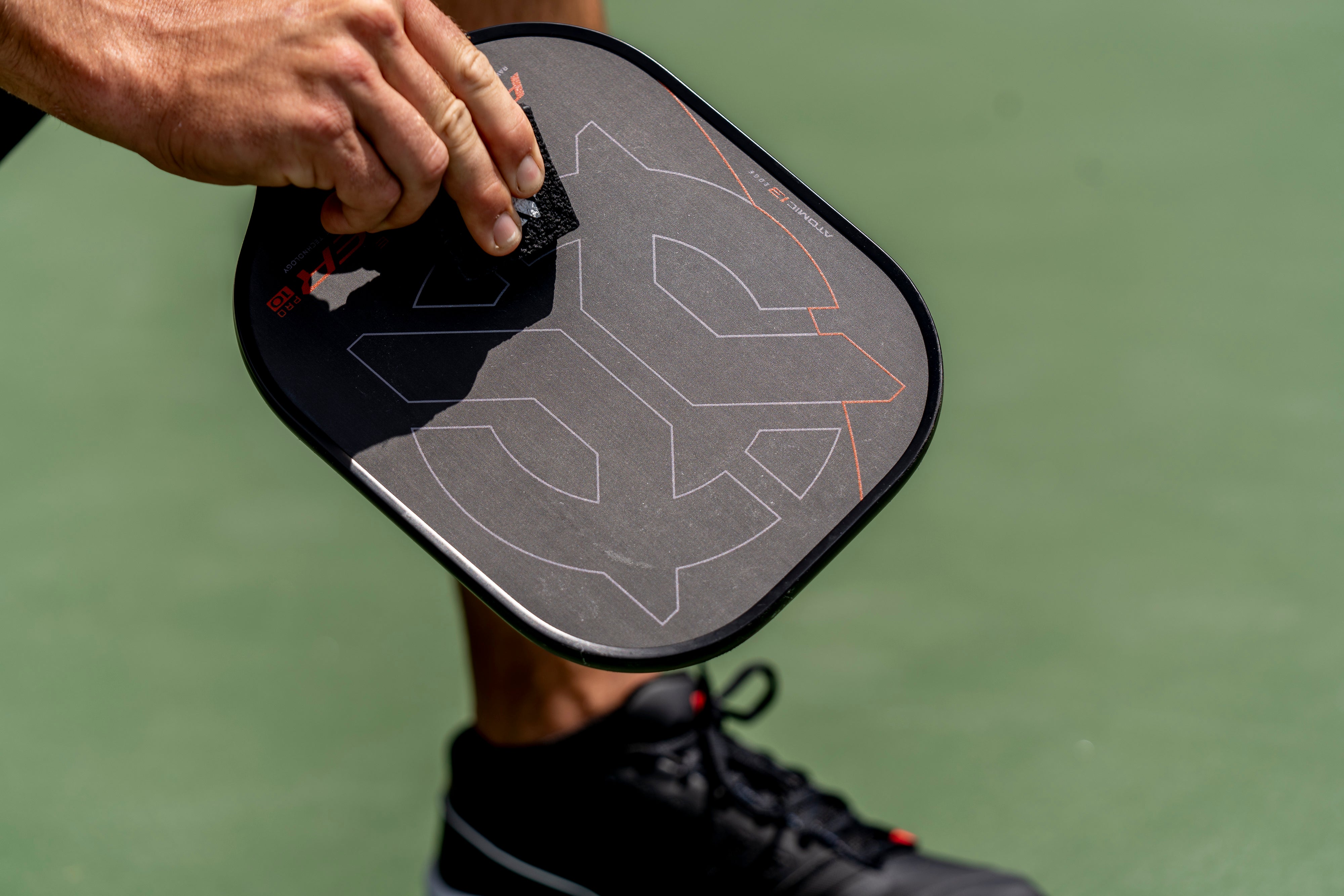 onix-pickleball-paddle-eraser-gomma-pulizia-pale-confezione-da-2-nera-arancione- image 4